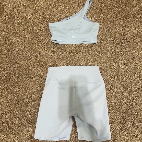 EUC🩵ALO YOGA🩵AIRBRUSH ONE STRAP SHOULDER BRA & AIRBRUSH SHORTS SET - Picture 2 of 9